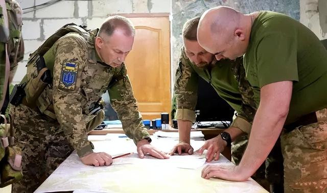 Mặc dù các lực lượng chiến đấu của Quân đội Ukraine đã chiến đấu hết mình và cố gắng chống cự ngay từ khi Quân đội Nga tiến hành cuộc tấn công, nhưng vì nhiều lý do như dự trữ đạn dược không đủ và không đủ luân chuyển quân, nên chỉ trong vài ngày của cuộc chiến, Quân đội Ukraine đang lâm vào thế bị động. 