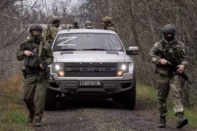 Trong cuộc phỏng vấn với hãng tin TASS, ông Rasskazov cho rằng, khi tuyến đường này, đặt dưới sự kiểm soát hỏa lực, sẽ gây khó khăn cho công tác bảo đảm hậu cần của quân đội Ukraine, từ đó có thể dẫn đến sự suy yếu của quân Ukraine ở Chasov Yar. Việc kiểm soát con đường trên, thực tế đã tước đi cơ hội giữ vững vị trí và tổ chức các cuộc phản công của quân Ukraine. (Nguồn ảnh: Topwar, Ukrinform, CNN).