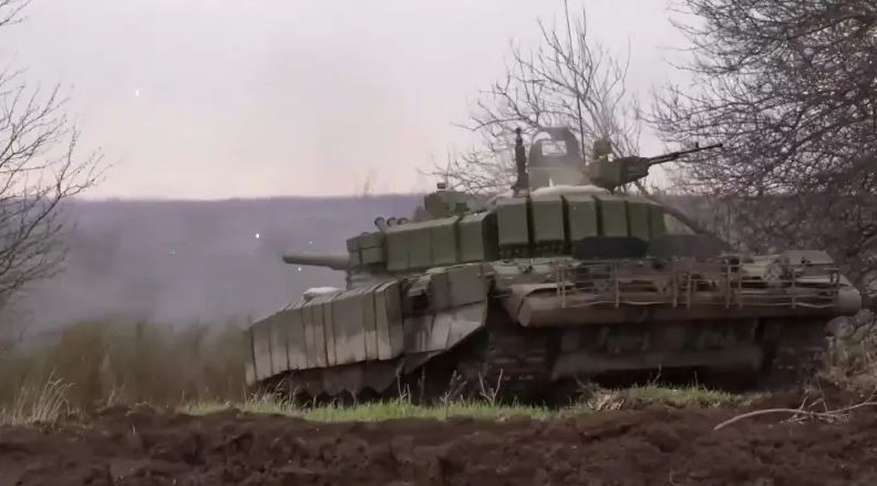 Hiện vẫn còn khó để dự đoán điều này sẽ xảy ra như thế nào, nhưng rõ ràng là số phận của Chasov Yar, vốn khó có thể tấn công vỗ mặt, do ngăn cách bởi con kênh đào Severski Donets - Donbass, giống như một chiến lũy tự nhiên sẽ được quyết định bởi một đòn tấn công gọng kìm cổ điển.