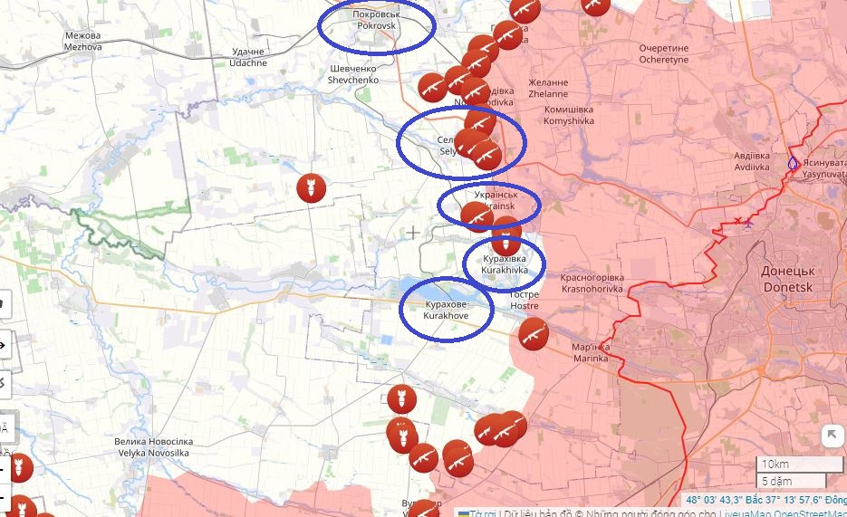 Trong bối cảnh đó, chiến lược tổng thể của Quân đội Nga rõ ràng đã được điều chỉnh. Lực lượng chủ lực của Cụm quân Trung tâm đã mở rộng mục tiêu về hướng thành phố Pokrovsk; sau khi tấn công bên ngoài thành phố Pokrovsk, lực lượng này quay về hướng nam, giải quyết những đơn vị Ukraine của cụm phòng thủ sông Vovcha như Kurakhove, Selydove.