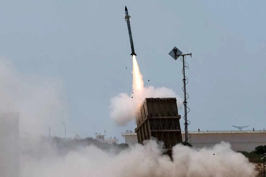 Mặc dù hệ thống phòng không Iron Dome của Israel đã hoạt động “hết công suất”, nhưng một số tên lửa của Iran đã bắn trúng mục tiêu gần các căn cứ không quân Nevatim và Ramon. Đã có những video quay lại cảnh này.