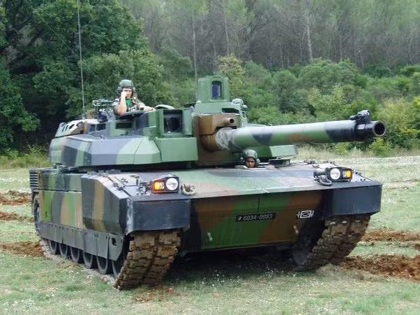 Thiết bị truyền dẫn bao gồm bộ biến mô, cơ chế truyền động hành tinh, thiết bị lái thủy lực, phanh thủy lực, thiết bị truyền động quạt và bộ trao đổi nhiệt dầu-nước và các bộ phận khác. Cơ cấu truyền hành tinh có 2 hàng hành tinh, có thể cung cấp 5 số tiến và 2 số lùi. 