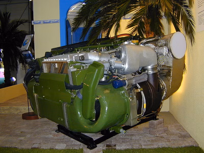 Xe tăng Leclerc có động cơ dài 1,03m, rộng 1,56m, cao 0,67m, trọng lượng rỗng 1.800kg. So với động cơ HSWL354 mà xe tăng Leopard 2 của Đức sử dụng, nó dài 1,04m, rộng 1,72m, cao 0,78m và trọng lượng rỗng đạt 2.100 kg; nên động cơ Leclerc nhẹ hơn và nhỏ gọn hơn.