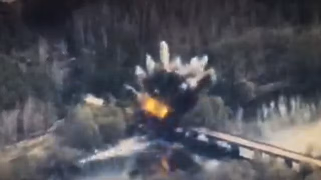 Mới đây, máy bay chiến đấu Su-34 của Lực lượng Hàng không Vũ trụ Nga đã phóng một tên lửa dẫn đường hạng nặng, phá hủy cây cầu tiếp tế hậu cần của Quân đội Ukraine ở phía bắc Ukraine. 