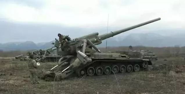 Có thể thấy, một số lượng lớn vũ khí hạng nặng và quân số của Nga cũng liên tục tiến vào Ukraine. Xét theo tình hình hiện tại, sau khi các dc trang bị nặng của Quân đội Nga tập trung đông đảo thì có thể khẳng định, Bakhmut, hạt nhân tuyến phòng thủ đầu tiên của Quân đội Ukraine ở Donbass, sẽ là chiến trường lớn.