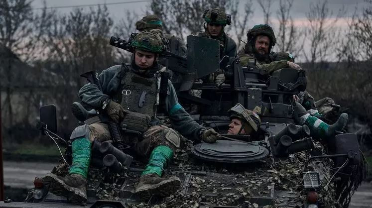 Đồng thời, Quân đội Ukraine còn triển khai xung quanh khu vực Bakhmut các đơn vị như Lữ đoàn bộ binh cơ giới 28, 30, 67 và 93 . Ngoài ra còn các lực lượng phản ứng nhanh bao gồm Lữ đoàn sơn cước 10, Lữ đoàn dù số 46, 77, 80 và Lữ đoàn phản ứng nhanh số 1.