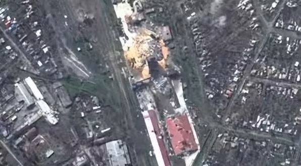 Trong khi đó, thành phố Bakhmut đang dần bị san bằng. Trận chiến Bakhmut chủ yếu được chiến đấu bằng hỏa lực mạnh của lính đánh thuê Wagner và quân dù Nga. Trong khi Quân đội Ukraine thiếu đạn pháo, phản công ngày càng yếu ớt.