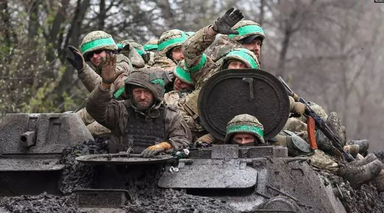 Về lực lượng phòng thủ, Quân đội Ukraine đã triển khai Lữ đoàn tác chiến phòng thủ số 1, 3, 4 và 12, cũng như các Lữ đoàn phòng thủ nội địa 113, 119 và 241. Thậm chí Tiểu đoàn Chechnya Mansour, Tiểu đoàn Aydar, Tiểu đoàn Gruzia và Trung đoàn cảnh sát tuần tra đặc biệt Kiev cũng ở Bakhmut.