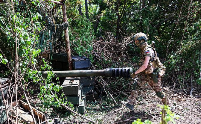 Cùng ngày, phóng viên chiến trường Nga Marat Khairulin, người có mặt ở tiền tuyến ở Volchansk, cũng đưa tin tại Volchansk, “Cụm quân phía Bắc” của Quân đội Nga tiếp tục đánh bật quân Ukraine ra khỏi phía bắc thành phố.