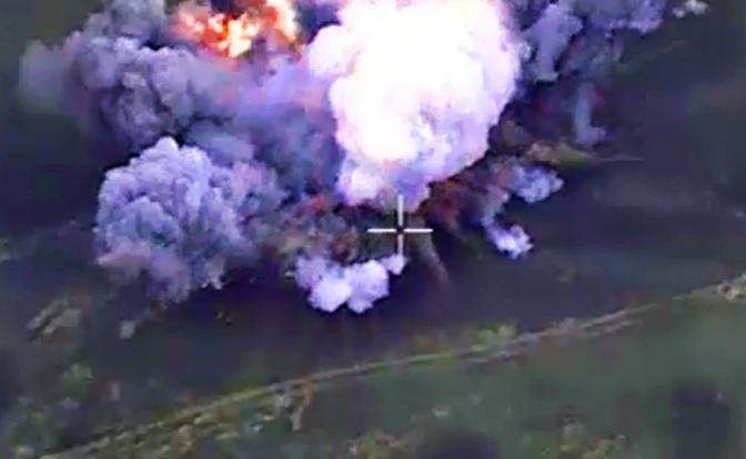 Hiện tại, Lực lượng Không quân chiến thuật Nga đang gia tăng đáng kể số lượng vụ ném bom, và đúng vậy, đã đến lúc chấm dứt hoạt động của lực lượng Ukraine ở Volchansk. Không còn nghi ngờ gì nữa, thế chủ động ở phía bắc vùng Kharkov đã hoàn toàn trở lại với Quân đội Nga. (Nguồn ảnh: Sina, Topwar, CNN, Reuters).