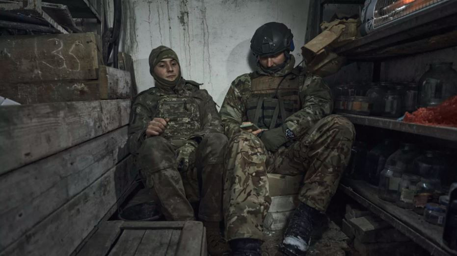 Trang Topwar còn cho biết, Quân đội Ukraine hiện đang bảo vệ thành phố đã cố gắng mở một "con đường sống" từ các vị trí ở phía Bắc thành phố, nằm giữa phố Pushkin và Nhà máy tổng hợp,… nhưng tất cả đều thất bại. Giờ đây, thời gian của quân Ukraine đang chiến đấu trong thành phố không còn nhiều.