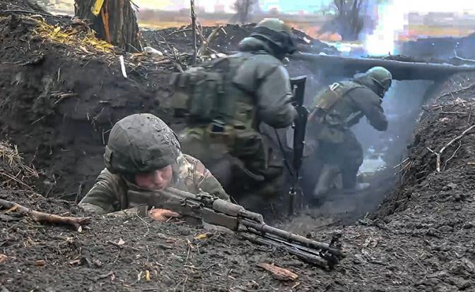 Trang Topwar cũng cho biết, phía nam thành phố Wovchansk, do bị tổn thất nặng nề, Quân đội Ukraine đã từ bỏ nỗ lực điều quân tiếp viện sang bờ bắc sông Volchya và đang giữ lại lực lượng có khả năng chiến đấu ở bờ nam sông Volchya và tập hợp lại. Thay vào đó, lực lượng Nga tiếp tục tiến công quân Ukraine ở bờ nam, dựa vào các đầu cầu mới chiếm được.