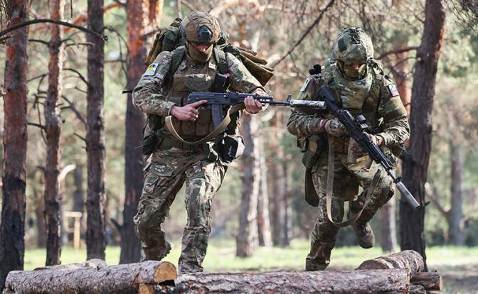 Quân đội Ukraine hiện đang bám vào các tòa nhà trên đường Osipenko và Storochutsky để xây dựng vành đai phòng thủ, vì việc mất các vị trí này, sẽ buộc Quân đội Ukraine phải rút lui về phía nam thành phố bên kia sông. Tại khu vực Mỏ phấn, thế trận của quân Nga rất vững chắc.