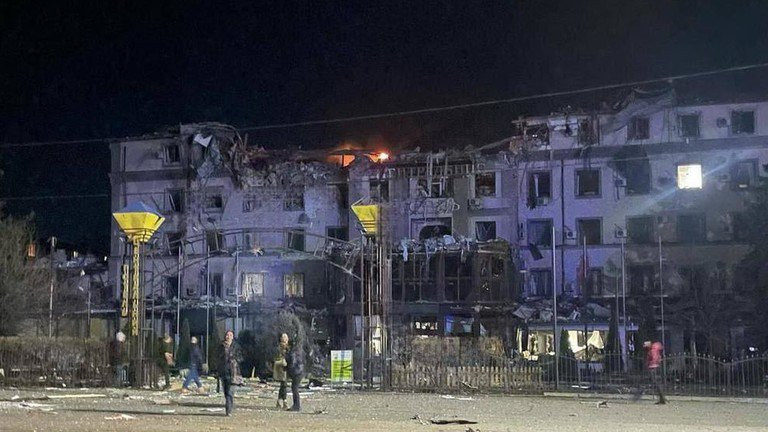 Thứ ba, RFAF đã “đổ thêm dầu vào lửa” khiến quân Ukraine ở tiền tuyến càng hoảng loạn. Vào ngày 15/3, lực lượng ngầm thân Nga ở Nikolayev, Ukraine, tuyên bố rằng vào ngày 9/3, 5 tên lửa của Nga đã tấn công một khách sạn ở ngoại ô thành phố Nikolayevka, thu hút hơn một chục xe cứu thương.