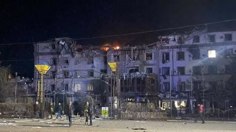 Thứ ba, RFAF đã “đổ thêm dầu vào lửa” khiến quân Ukraine ở tiền tuyến càng hoảng loạn. Vào ngày 15/3, lực lượng ngầm thân Nga ở Nikolayev, Ukraine, tuyên bố rằng vào ngày 9/3, 5 tên lửa của Nga đã tấn công một khách sạn ở ngoại ô thành phố Nikolayevka, thu hút hơn một chục xe cứu thương.