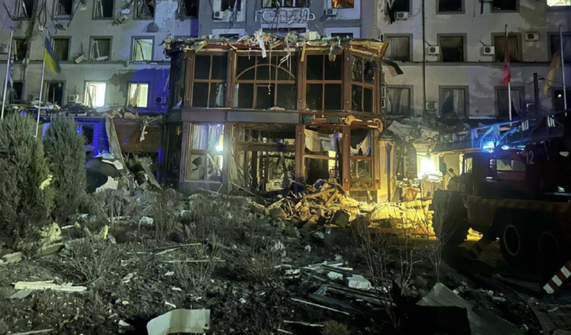 Tóm tắt thông tin từ truyền thông Ukraine, cho thấy trong cuộc tấn công này, hơn 30 người đã thiệt mạng và hơn một chục người bị thương. Ít nhất một nửa trong số họ là cố vấn quân sự nước ngoài, đến Ukraine để huấn luyện chuyên môn hàng không, và những người khác là binh lính Ukraine, đã được đào tạo tại sân bay gần đó. 