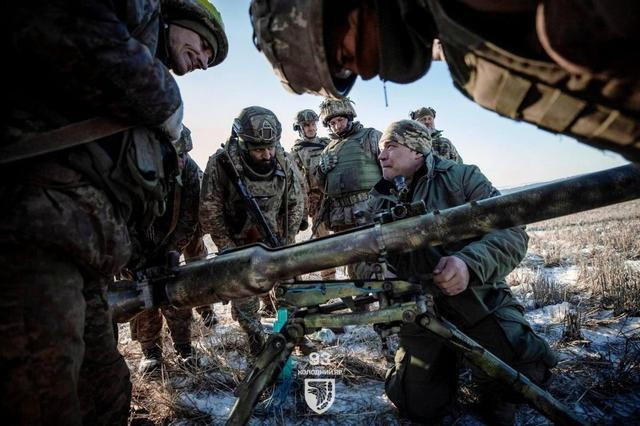 Tóm lại, con lắc xung đột Ukraine đang chuyển động ngày càng nhanh hơn tới giai đoạn của trận quyết chiến chiến lược. Tuy nhiên, tính phức tạp của chiến tranh hỗn hợp hiện đại, có nghĩa là bất kỳ đột phá nào trên một mặt trận đơn lẻ, cũng khó có thể quyết định được tình hình chung. 