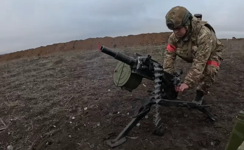 Điều đáng chú ý là RFAF đã áp dụng chiến thuật "xen kẽ tấn công nông và sâu" theo hướng này, và khoảng cách tiến công của mỗi mũi tên tấn công được kiểm soát trong phạm vi 5-8 km. Nhịp độ tấn công hạn chế này, không chỉ có thể duy trì áp lực liên tục mà còn tránh được tình trạng bế tắc trong chiến đấu, phản ánh khả năng kiểm soát chính xác “điểm cân bằng” của RFAF. 