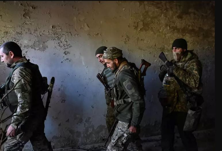 Ở sườn phía nam Avdeevka, quân Nga cũng tiến vào khu vực là cánh đồng trống trải và quân đội Ukraine không thể cho quân Nga đột phá trên cánh này. Để đạt được mục tiêu này, quân đội Ukraine đã tăng cường 3 lữ đoàn gồm Lữ đoàn bộ binh cơ giới 31 và 47, 129 rút từ mặt trận Zaporizhia.