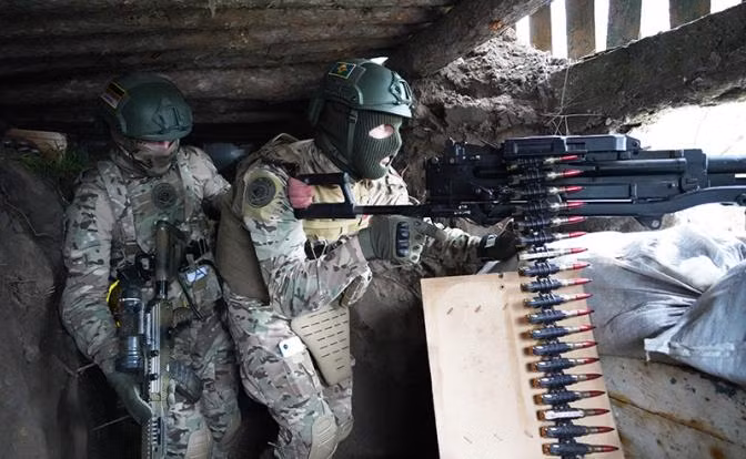 Do Quân đội Ukraine tập trung phản công ở hướng Nam Zaporizhia, do đó hỏa lực pháo binh và các đơn vị Ukraine ở Avdeevka yếu hơn. Trong khi đó, Tập đoàn quân số 1 Donetsk của lực lượng dân quân Donetsk thân Nga, đã liên tiếp có được một số lượng lớn vũ khí hạng nặng, sau khi sáp nhập vào quân đội Nga;