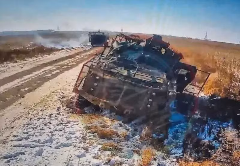 Cần lưu ý rằng, tuyến đường từ tỉnh Sumy của Ukraine và khu vực Kursk mà AFU đang kiểm soát, đang bị hỏa lực pháo binh, UAV FPV của RFAF tấn công dữ dội, tiêu diệt cả những xe cơ giới đang di chuyển trên tuyến đường này. Tuy nhiên, việc RFAF chiếm được tuyến đường này, thực sự còn rất nhiều khó khăn. (Nguồn ảnh Topwar, Kyiv Post, Rybar, Sputnik).