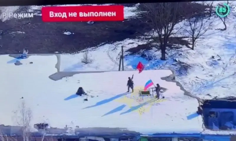 Các chiến sĩ thuộc Lữ đoàn 34 và Tiểu đoàn 1 của Trung đoàn bộ binh cơ giới số 9 RFAF đã kéo cờ Nga lên ngôi trường ở Pogrebki, đẩy lùi quân Ukraine ra khỏi làng. Theo kênh Severny Veter đưa tin, lính bộ binh cơ giới của Nga, đã phải đối đầu với quân Ukraine tinh nhuệ từ các lữ đoàn đổ bộ đường không của AFU. Ngoài Pogrebki, RFAF cũng tái chiếm ngôi làng nhỏ Orlovka lân cận và tiến xa hơn nữa về phía nam. 