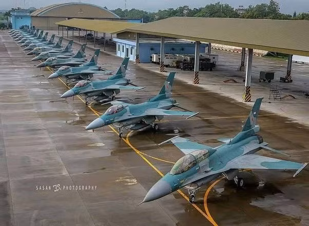 Hiện tại, việc khắc phục vấn đề về địa lý và khả năng trinh sát các vùng biển lân cận là điều tối quan trọng đối với Quân đội Philippines. Nếu những chiếc F-16C/D đi vào hoạt động thì PAF nên mở rộng các căn cứ của mình để có thể chứa hàng chục máy bay chiến đấu khác.