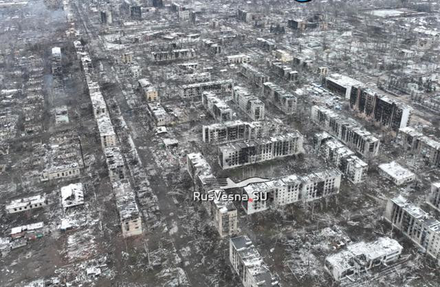 Chúng ta có thể thấy rằng, tại vùng chiến sự mà hai bên giao tranh ác liệt, hầu như toàn bộ nhà cửa đều bị phá hủy, cây cối ngoài đồng đều bị thổi bay trơ trụi, đồng ruộng đầy hố đạn, bom. Đương nhiên, binh lính của cả hai bên đều chịu tổn thất nặng nề tại khu vực chiến sự.