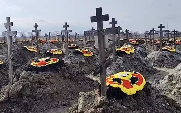 Nhưng sau 3 năm xung đột, lấy năm lần trao đổi hài cốt binh sĩ giữa hai bên kể từ tháng 11/2024 làm ví dụ, vào các ngày 8/11, 29/11, 20/12/2024; 24/1 và 14/2/2025, RFAF đã tiếp nhận lần lượt 37, 48, 42, 49 và 45 binh sĩ hy sinh, tổng 221 người. 