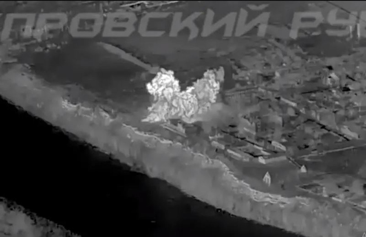 Quân Nga cũng có nhiều đạn hơn cho pháo thông thường hơn, hiểu đơn giản nhất là họ biến Krynki thành thao trường tập bắn của họ. Thậm chí họ có nhiều quân hơn, với tỷ lệ 1/3", một số lính Ukraine chia sẻ những vấn đề “bức xúc” của họ. 