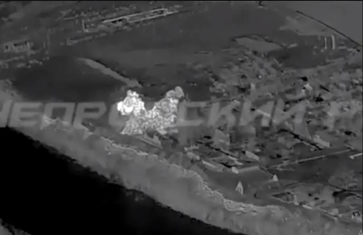 Các tốp vượt sông của Ukraine phải duy trì khoảng cách với nhau, mục đích là để ít nhất một người trong số họ còn sống sót và gọi điện sơ tán. Oleksandr, một người lính trinh sát 25 tuổi, nói: "Bom dẫn đường của Nga là ít đáng sợ nhất, vì bạn hiểu rằng, nếu bị ném trúng bạn sẽ không cảm thấy gì".