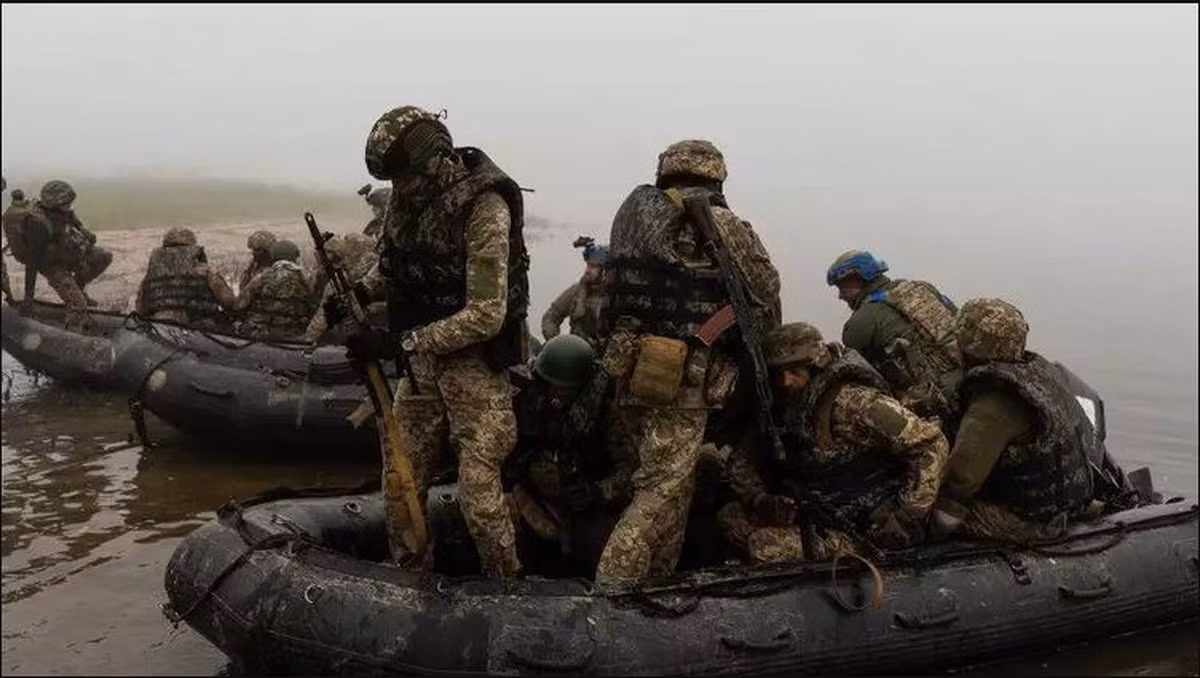 Trong cuộc trò chuyện với các nhà báo phương Tây, lính Ukraine cho rằng, họ không hiểu sự ngoan cố của bộ chỉ huy của họ, vốn tiếp tục ném quân của mình dưới làn đạn pháo và hỏa lực các loại của quân Nga sang bờ đông sông Dnieper.