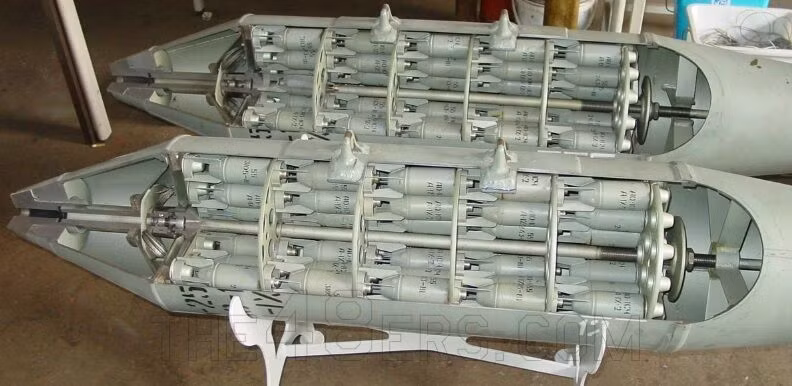 Mỗi quả bom chùm RBK-500 được thiết kế để có thể mang theo 600 quả bom con, mỗi quả bom con có thể tiêu diệt sinh lực trên mặt đất và xe bọc thép hạng nhẹ; trọng lượng mỗi quả com con khoảng 400 gam. Bốn quả bom RBK-500 trong một lần thả sẽ bung ra 2.400 quả bom con, rải trên một diện tích rất rộng.