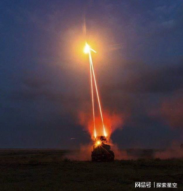 Vũ khí chính của tổ hợp phòng không Gepard là cặp pháo tự động 35 mm, có thể tấn công các mục tiêu trên không ở cự ly đến 3,5 km và mục tiêu mặt đất đến 5 km. Đặc biệt hai khẩu pháo tự động này có tốc độ bắn rất cao, tới 1.100 viên đạn trong một phút.