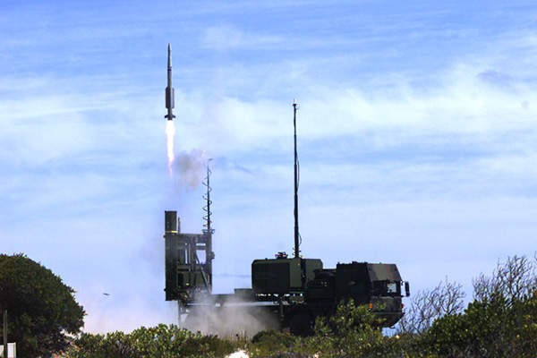 Nếu Gepard là hệ thống phòng không tầm ngắn, đã bị Quân đội Đức loại khỏi biên chế, thì IRIS-T là hệ thống tên lửa phòng không tầm trung hiện đại nhất của Đức, mới viện trợ cho quân đội Ukraine và đã được đưa vào chiến đấu.