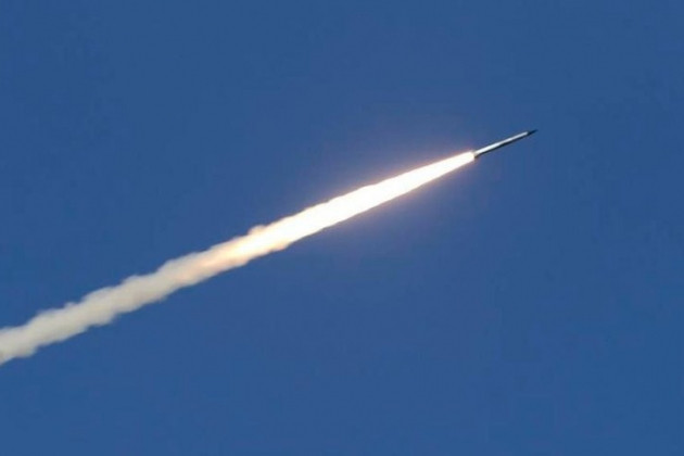 Trong các bức ảnh được giới thiệu, người xem có thể thấy tên lửa của tổ hợp IRIS-T của Đức đang tăng tốc trên bầu trời. Cho đến nay, theo tình báo Nga, hệ thống phòng không IRIS-T của Đức, mới chỉ được đưa khu vực Odessa. Tuy nhiên, quân đội Ukraine đã cố tình đưa ra thông tin sai lệch, nhằm ngăn chặn Nga phát hiện chính xác vị trí của các tổ hợp này. 