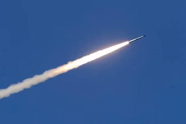 Trong các bức ảnh được giới thiệu, người xem có thể thấy tên lửa của tổ hợp IRIS-T của Đức đang tăng tốc trên bầu trời. Cho đến nay, theo tình báo Nga, hệ thống phòng không IRIS-T của Đức, mới chỉ được đưa khu vực Odessa. Tuy nhiên, quân đội Ukraine đã cố tình đưa ra thông tin sai lệch, nhằm ngăn chặn Nga phát hiện chính xác vị trí của các tổ hợp này. 