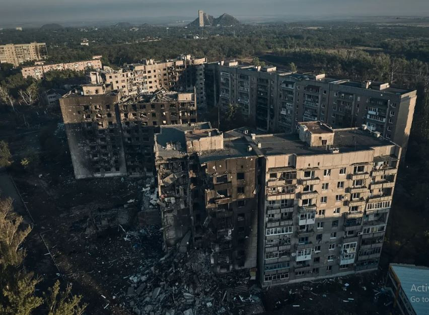 Toretsk là một khu vực phòng thủ kiên cố vững chắc, nơi Lực lượng Vũ trang Ukraine đã cố thủ kể từ năm 2014. Hiện tại các trận đánh đã diễn ra ở trung tâm thành phố. Theo các chuyên gia, nếu Toretsk thất thủ, có thể trở thành một thảm họa đối với Quân đội Ukraine, vì khi đó, tất cả các đơn vị sẽ bị cắt khỏi hệ thống hậu cần đã thiết lập.