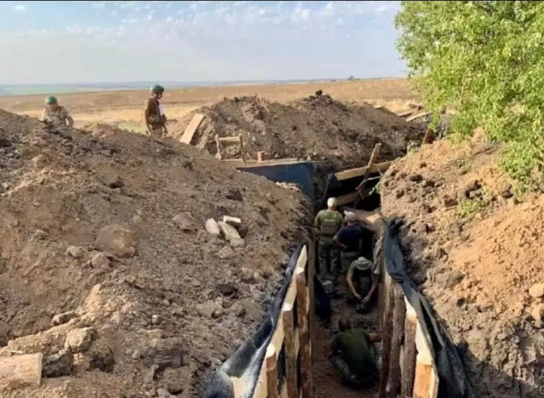 Một trong những thành phố mà giao tranh diễn ra ác liệt từ tháng 5 tới nay là Toretsk, hay còn gọi là Dzerzhinsk. Do tình hình cực kỳ phức tạp ở khu vực này, bộ chỉ huy Ukraine đã phải chuyển một số đơn vị của Lữ đoàn xung kích Azov, đơn vị được coi là tinh nhuệ và có tinh thần chiến đấu rất cao đến phòng thủ tại đây.