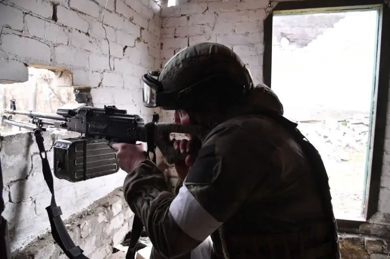 Các trận đánh giành Toretsk đã diễn ra được hơn 4 tháng; bắt đầu vào ngày 19/6, Cụm quân Trung tâm của Nga bất ngờ tấn công vào các làng Shumy và Kirovo, khi phát hiện lực lượng phòng thủ của Toretsk đã được rút ra tăng viện cho mặt trận Kharkov. Đến ngày 11/11, quân Nga đã chiếm hơn một nửa Toretsk. 