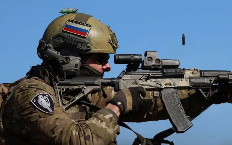 Trong mũi tấn công chủ yếu của quân Nga từ hướng đông, đánh thẳng vào trung tâm thành phố Toretsk, được thực hiện trong khu vực các tòa nhà của mỏ trung tâm và các đống đất thải của mỏ; sau đó thọc sâu vào trung tâm thành phố.