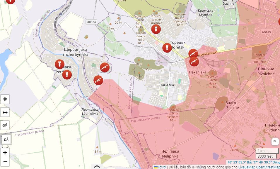 Trong khi mũi tấn công thứ hai, được đánh giá là mũi tấn công thứ yếu, các đơn vị Nga tiến dọc theo sông Krivoi Torets gần Shcherbinovka, men theo khu vực kiên cố này của Lực lượng Vũ trang Ukraine (khu mỏ và đống đất thải) từ phía nam, tiến sâu vào và tạo gọng kìm vây ép từ hướng nam.