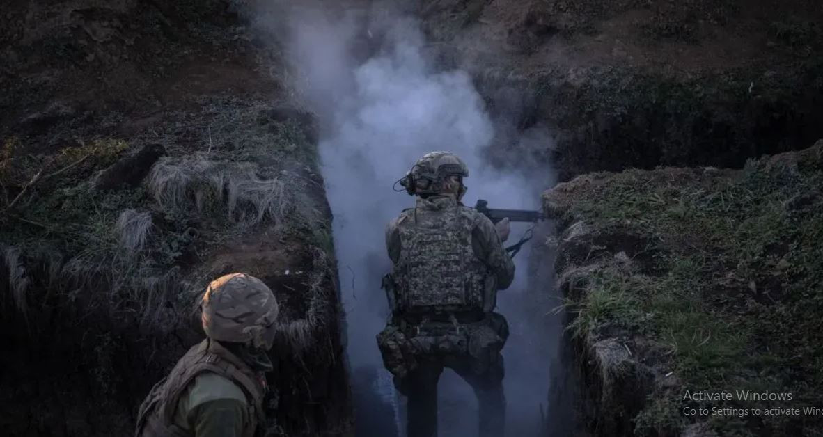 Một sĩ quan Nga với biệt danh Shmel nói với RIA Novosti về chiến thuật mới mà lính Azov bắt đầu sử dụng gần Toretsk. Theo Shmel, lính Azov được bố trí ở tuyến đầu, đối diện với vị trí Tiểu đoàn đặc biệt số 56 của Nga. Theo nhận xét của lính Nga, lính đơn vị Azov chiến đấu tích cực nhất. Trong khi lính Ukraine của các đơn vị khác, chiến đấu không nổi bật lắm.