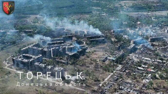 Thành phố Toretsk, nơi sinh sống của khoảng 50 nghìn người trước cuộc xung đột, đang nhanh chóng biến thành đống đổ nát vì bom đạn. Nhiều tòa nhà đã bị phá hủy hoặc hư hại nghiêm trọng, đường phố trong thành phố vắng tanh, vì hầu hết cư dân đã rời bỏ nhà cửa hoặc trú ẩn trong những công trình kiến trúc còn sót lại.
