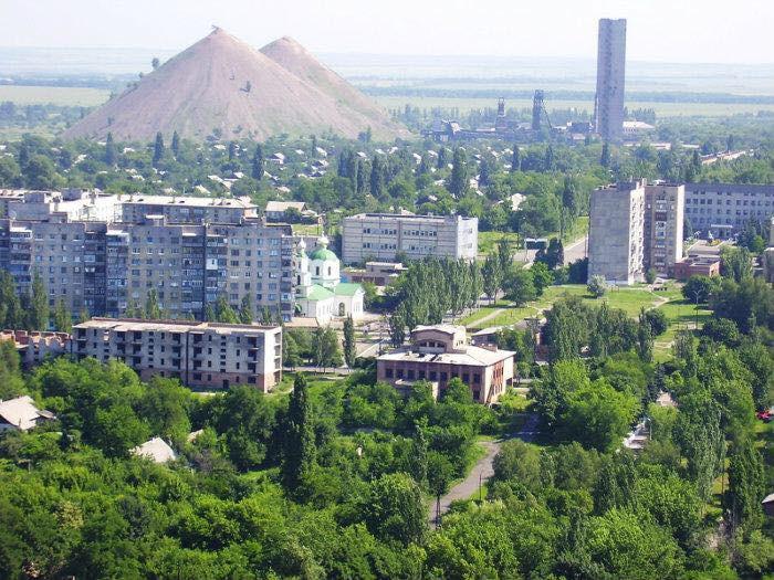 Nhà phân tích quân sự người Nga Viktor Litovkin giải thích với hãng tin Nga Sputnik rằng, Toretsk là một trung tâm khai thác than lớn của Ukraine và có những đống đất thải khổng lồ ở vùng ngoại ô, cao chót vót trên thảo nguyên bằng phẳng xung quanh.