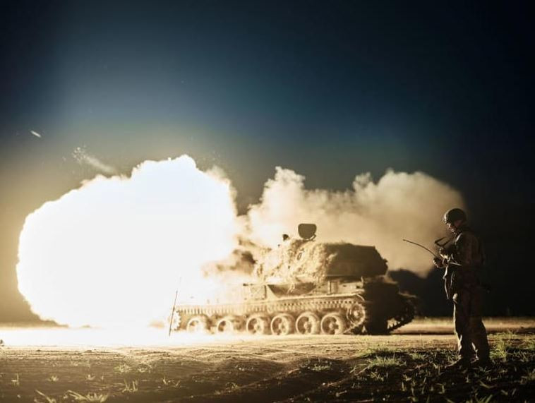 Theo Kênh 24 Ukraine, Quân đội Nga hiện chỉ cách trung tâm Pokrovsk 8 km và thành phố đã hoàn toàn lọt vào tầm bắn của pháo binh Nga. Một khi Pokrovsk bị Quân đội Nga chiếm được, chiến tuyến của Ukraine có thể sụp đổ. (Nguồn ảnh: Topwar, Ukrinform, CNN, TASS).