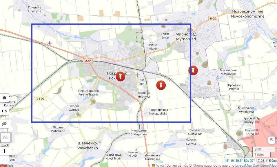 Pokrovsk mặc dù chỉ là thành phố nhỏ, nhưng là trung tâm của 3 tuyến đường quốc lộ và 5 tuyến đường sắt. Thành phố này luôn là trung tâm tiếp tế lớn nhất của Quân đội Ukraine trên mặt trận Donetsk. Do bị Quân đội Nga tấn công dữ dội, nên Pokrovsk hiện được được Quân đội Ukraine coi là nơi khó khăn nhất trên toàn bộ chiến tuyến.