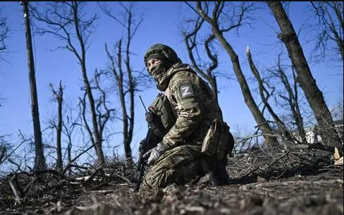 Một quan chức từ khu vực Donetsk cho biết, Quân đội Nga cố gắng tấn công các tuyến phòng thủ của Ukraine ở khu vực Donetsk hàng ngày. Ông đã chỉ ra trong một chương trình truyền hình trực tiếp rằng, mục tiêu chính hiện tại của Nga là chiếm thành phố Pokrovsk và thị trấn Mirnograd. 