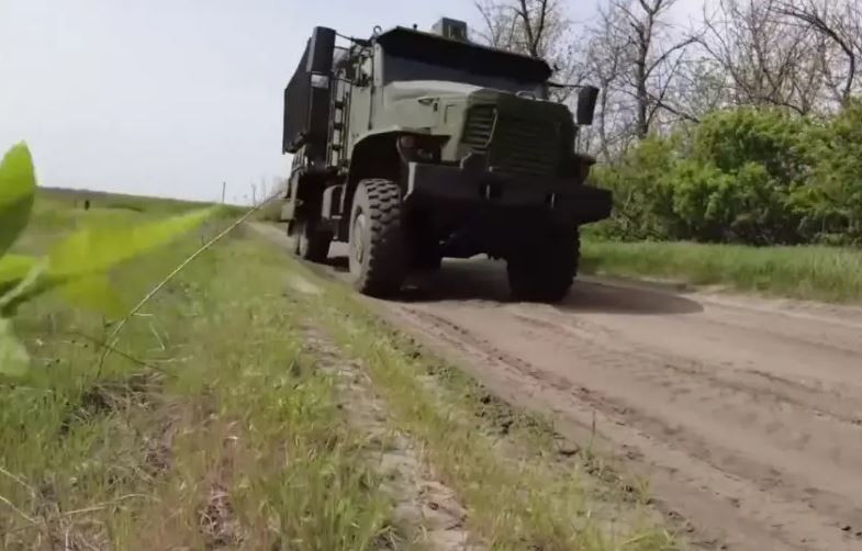 Phía Nga đương nhiên nhận thức được điều này. Cuộc tấn công của Quân đội Ukraine vào Kursk, buộc Quân đội Nga phải tung tiếp quân tiếp viện, nhưng không theo ý muốn của Ukraine. Quân đội Nga không rút quân từ Donbass, mà rút quân từ hướng mặt trận Kherson và Zaporozhye.