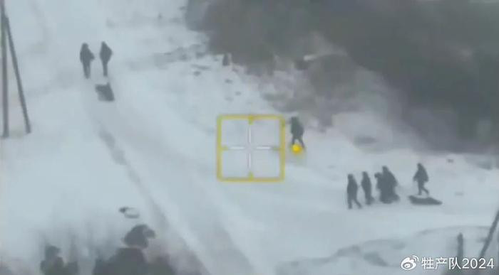 Trước đó, Ukraine và một số nước phương Tây từng tuyên bố quân đội Triều Tiên đã chiến đấu ở khu vực Kursk hai lần. Lần đầu tiên họ không được huấn luyện để làm quen với chiến tranh hiện đại, vì vậy họ được đưa đến các khu vực phía sau, để tổ chức huấn luyện bổ sung.